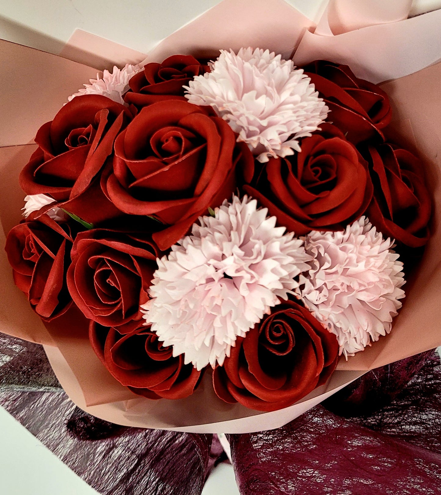 紅玫瑰和粉紅香皂花束