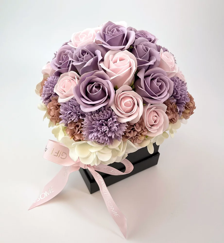 紫色和粉紅色玫瑰花束香皂花