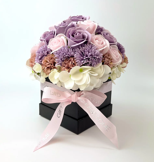 紫色和粉紅色玫瑰花束香皂花