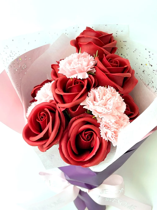 紅玫瑰和粉紅色康乃馨香皂花束